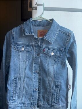 Girls Levi’s denim trucker jacket.
